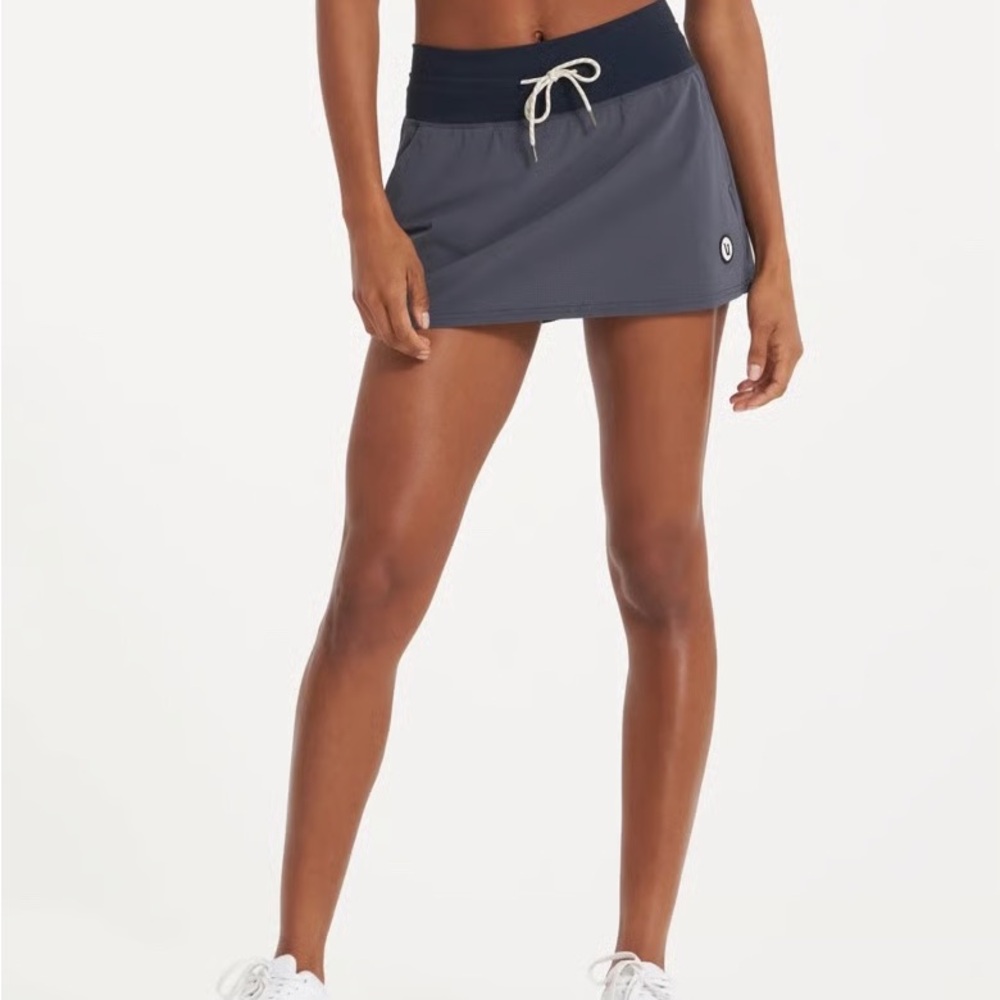 Vuori athletic skirt size medium